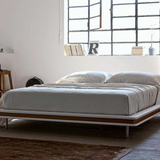 Letto sommier in ecopelle dal design distintivo con nicchie integrate nella struttura a funzione di comodino Ayrton di Estel