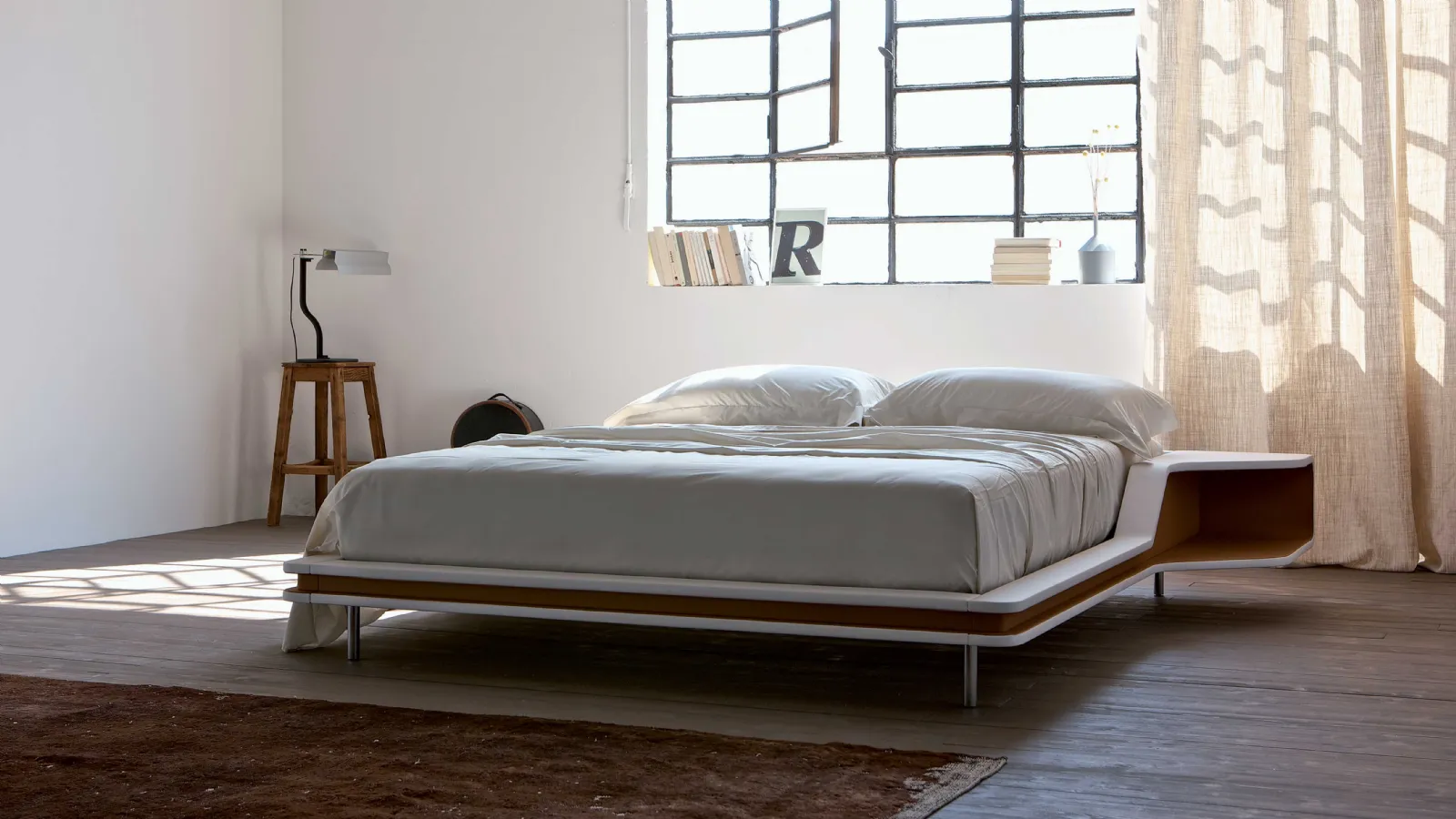 Letto sommier in ecopelle dal design distintivo con nicchie integrate nella struttura a funzione di comodino Ayrton di Estel