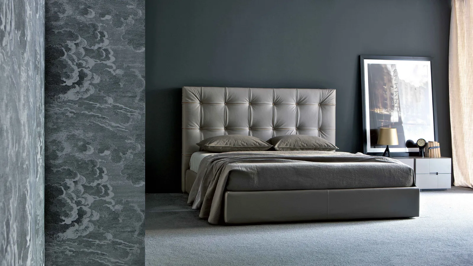 Letto con box contenitore e testiera capitonné Camargue di Estel