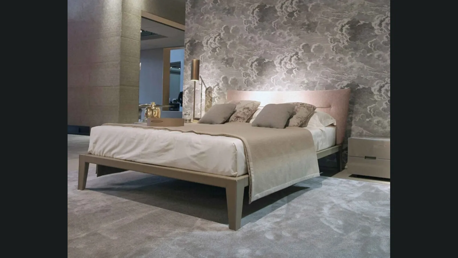 Letto Pigalle con testiera in tessuto imbottito e giroletto in cuoio di Estel