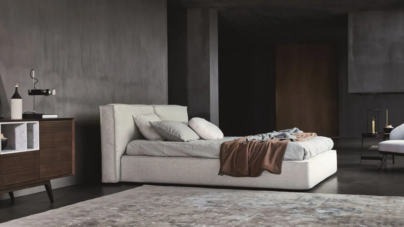 Letto in tessuto imbottito con testiera Flann 2|0 di Ditre Italia