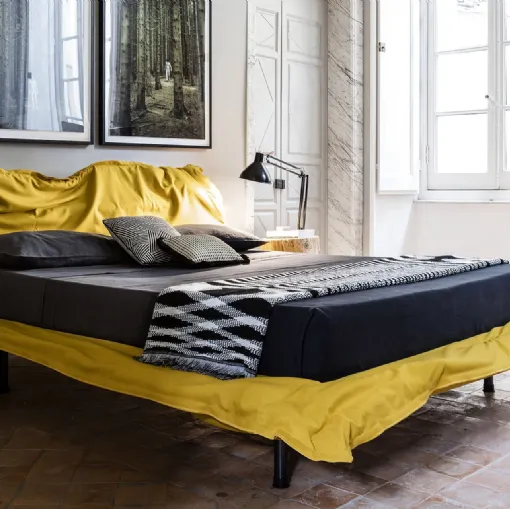 Letto di design effetto stropicciato Big Hug di Mogg