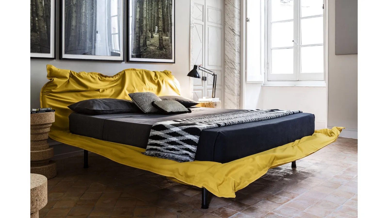 Letto di design effetto stropicciato Big Hug di Mogg