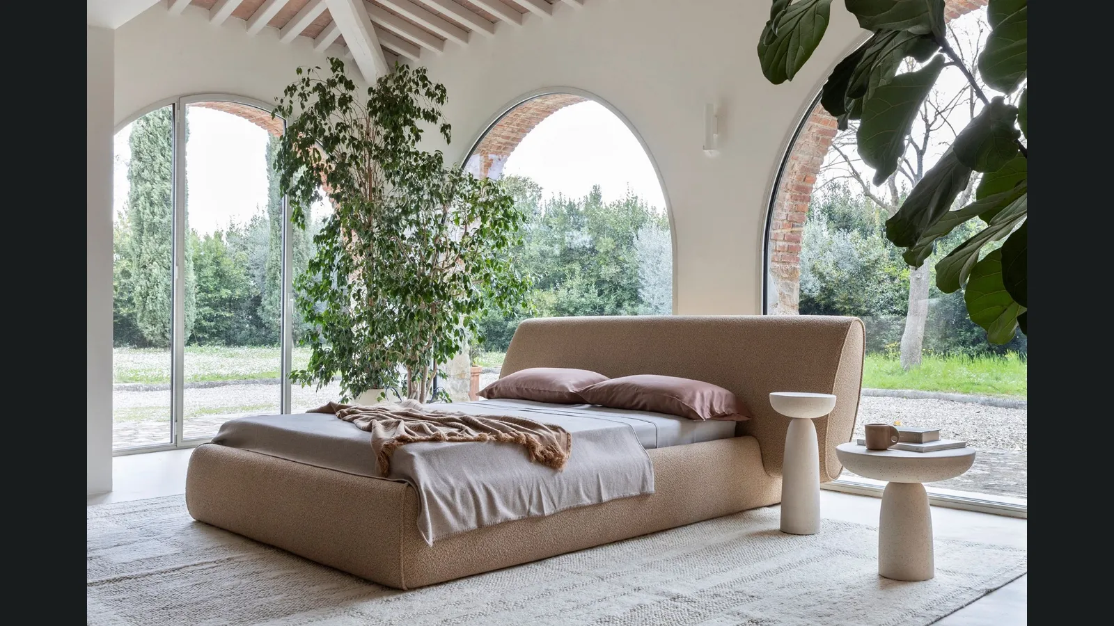 Letto matrimoniale imbottito scultoreo Rio di Mogg