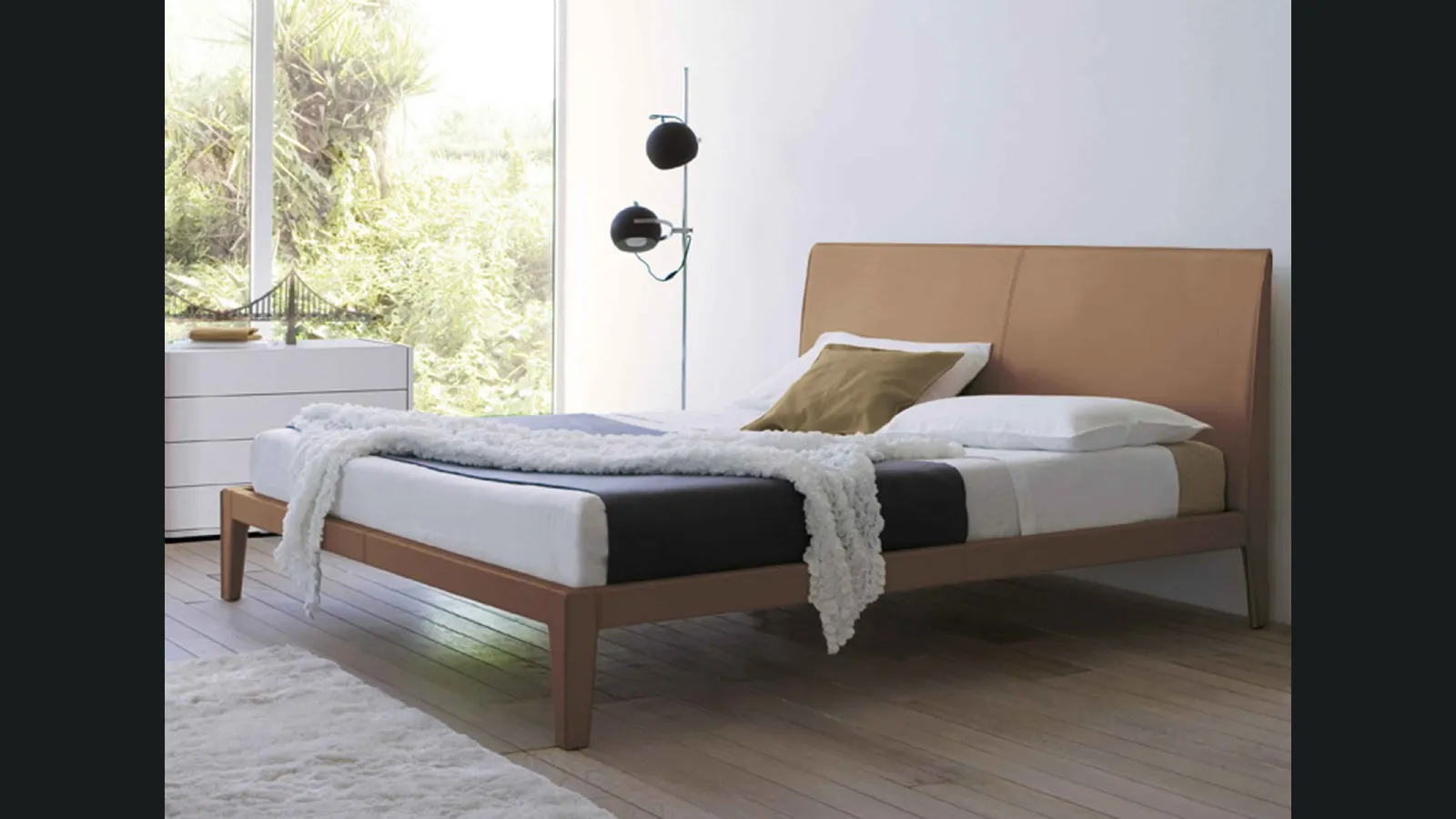 Letto con testiera completamente rivestito in cuoio Slim di Estel