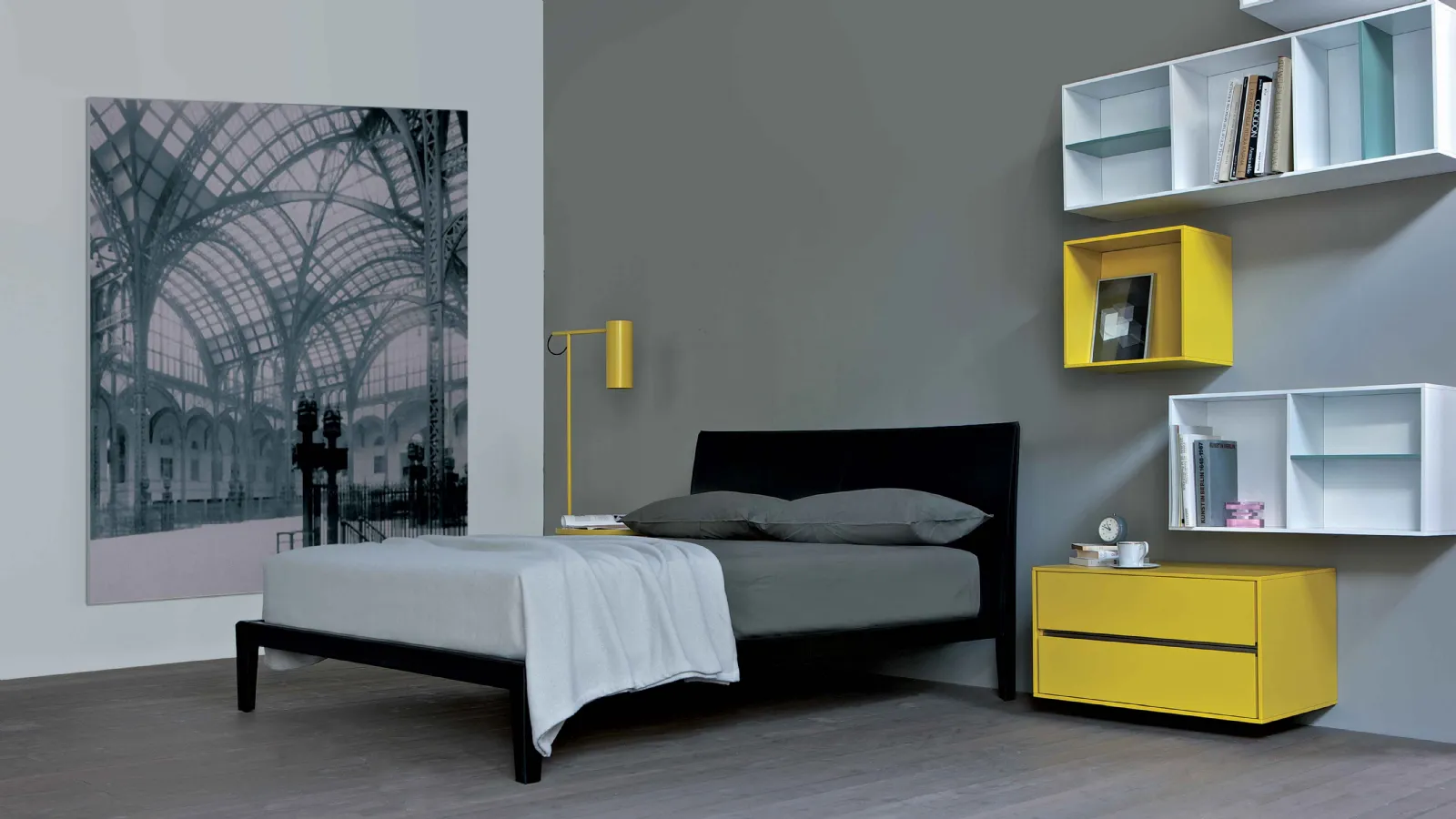 Letto con testiera completamente rivestito in cuoio Slim di Estel