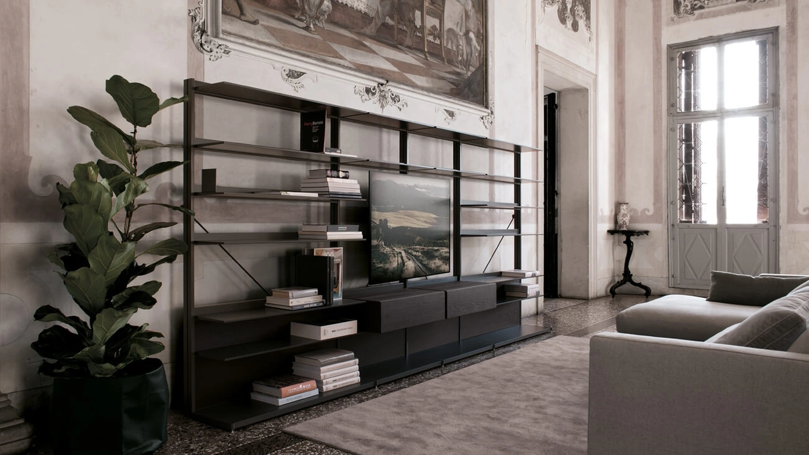 Libreria EWS configurazione 06 in alluminio verniciato ghisa, contenitori e pannelli boiserie in rovere affumicato di Extendo