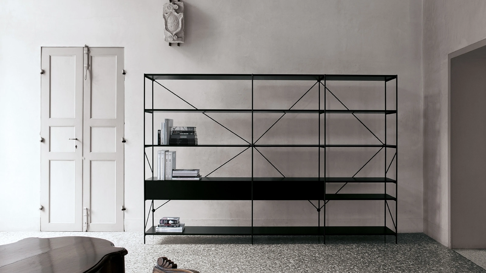 Libreria divisoria XY configurazione 30 in alluminio con ripiani in vetro di Extendo