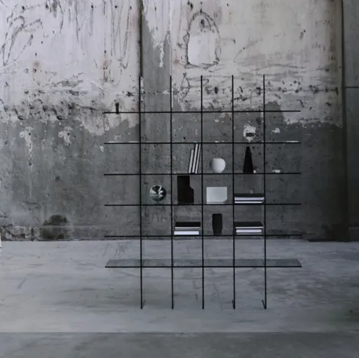 Libreria divisoria Glass Shelves realizzata interamente in cristallo trasparente di Glas Italia