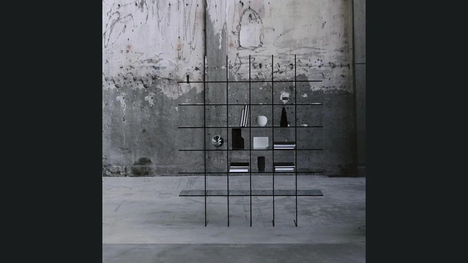 Libreria divisoria Glass Shelves realizzata interamente in cristallo trasparente di Glas Italia