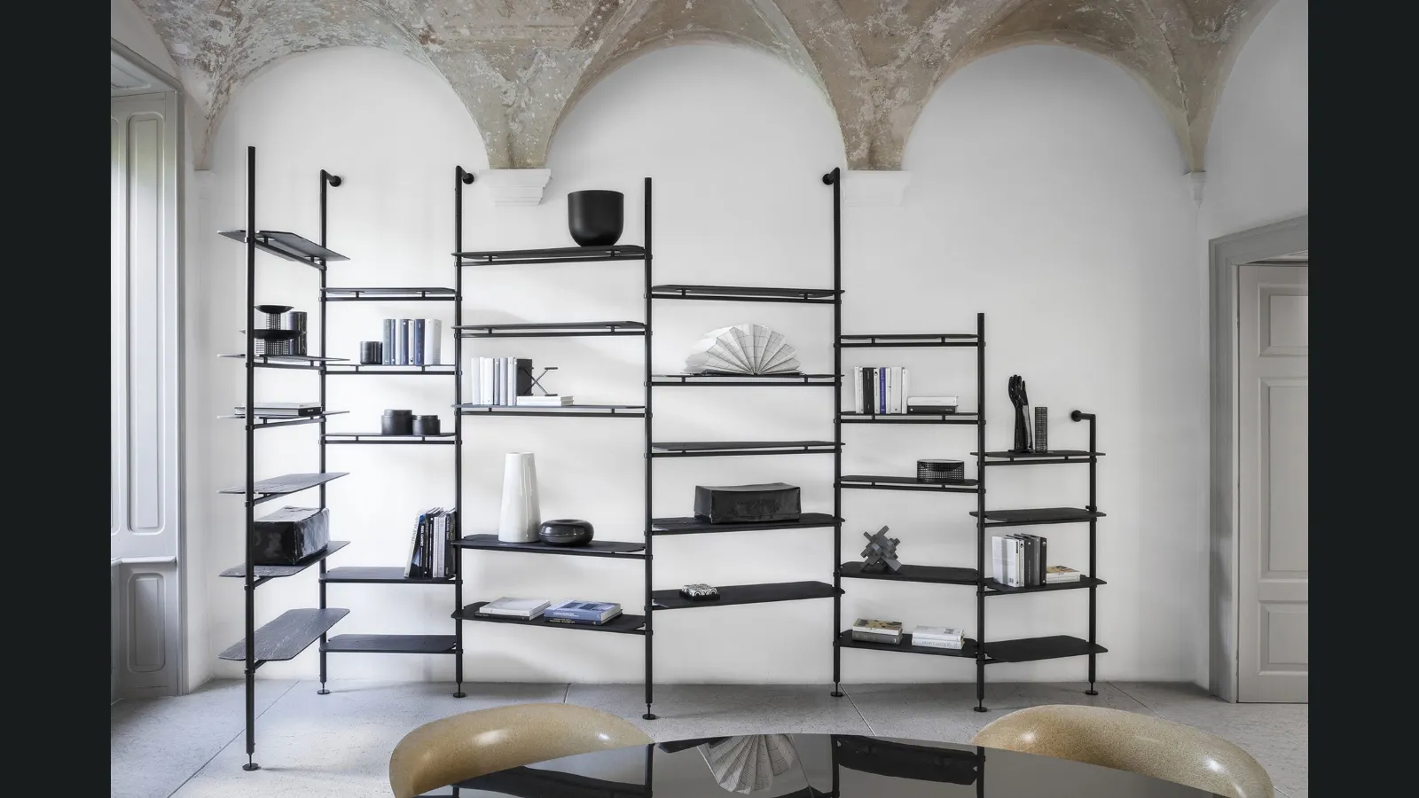 Libreria in metallo con ripiani in larice termotrattato Levante di Mogg