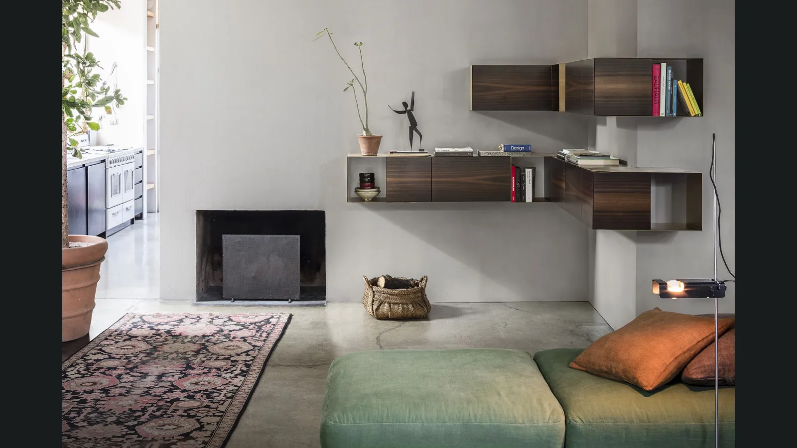 Libreria sospesa in metallo e placcata in legno di  Eucalipto Partout Wall di Mogg