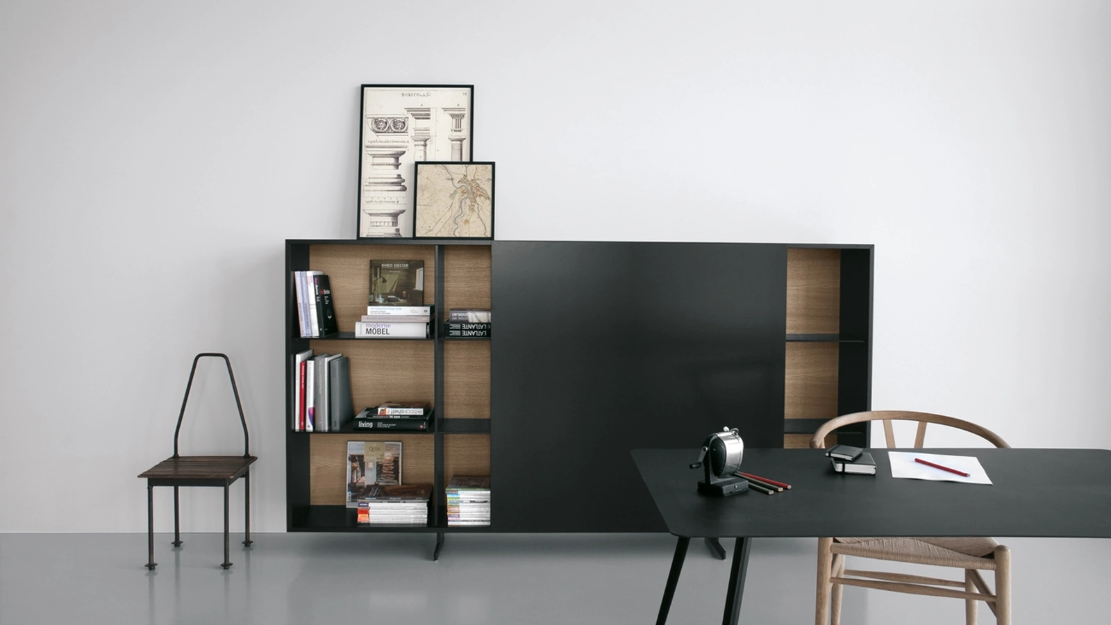 Libreria con scocca in alluminio, schiena in MDF rovere e ripiani in vetro fumé con piedini Monolith 02 di Extendo