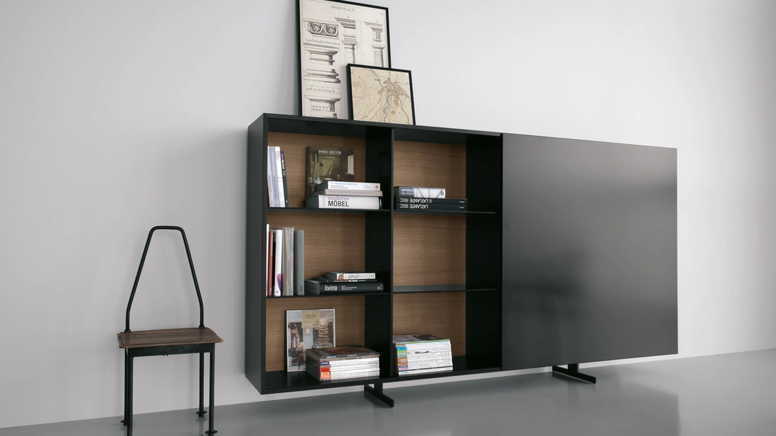 Libreria con scocca in alluminio, schiena in MDF rovere e ripiani in vetro fumé con piedini Monolith configurazione 02 di Extendo