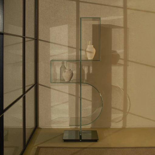 Libreria bifacciale a totem in cristallo Ollie di Glas Italia