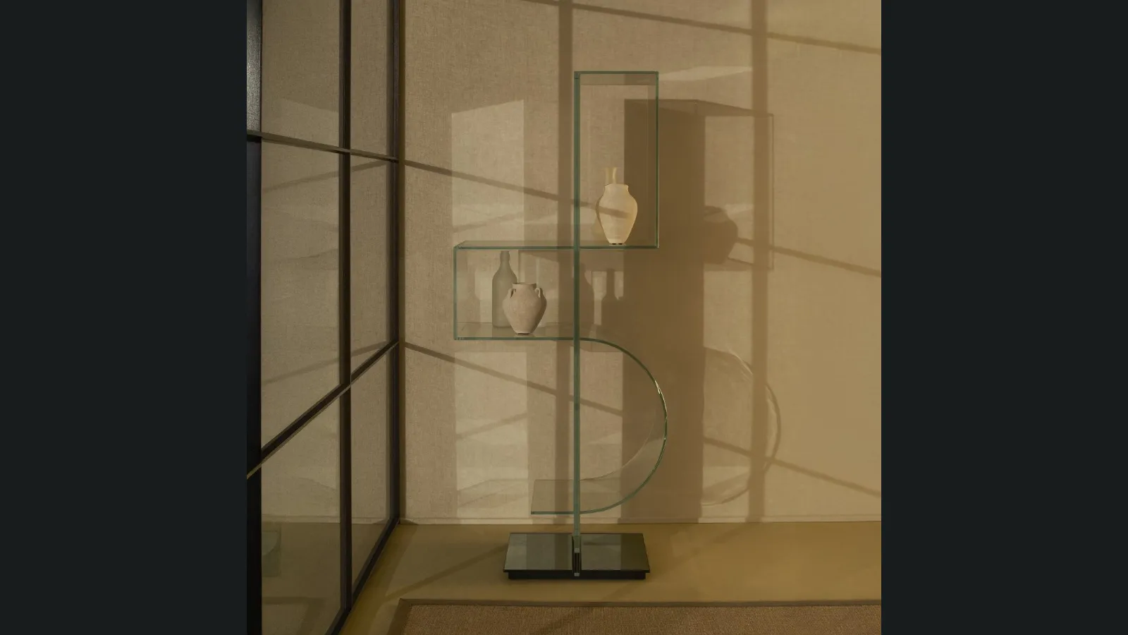 Libreria bifacciale a totem in cristallo Ollie di Glas Italia