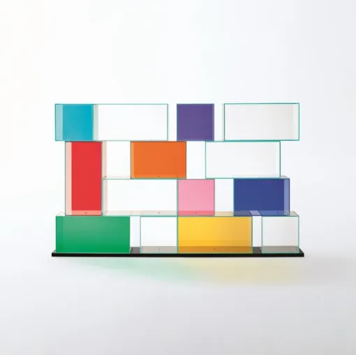 Libreria divisoria bifacciale Quantum in cristallo extralight e cristallo colorato con base in legno di Rovere laccato Nero di Glas Italia