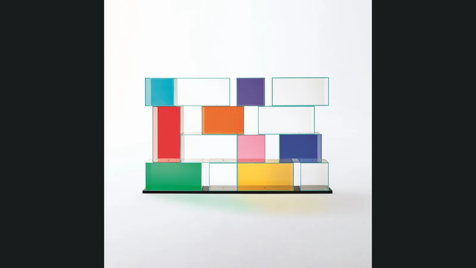 Libreria divisoria bifacciale Quantum in cristallo extralight e cristallo colorato con base in legno di Rovere laccato Nero di Glas Italia