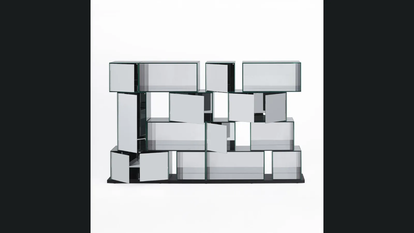 Libreria divisoria bifacciale Quantum in cristallo extralight e cristallo colorato con base in legno di Rovere laccato Nero di Glas Italia