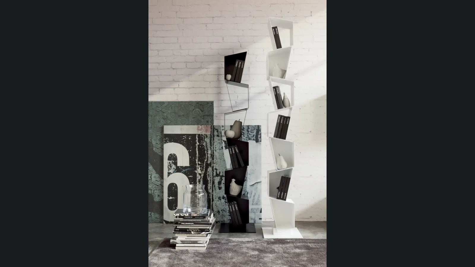 Libreria componibile Su in metallo verniciato Nero e Bianco di Ronda Design