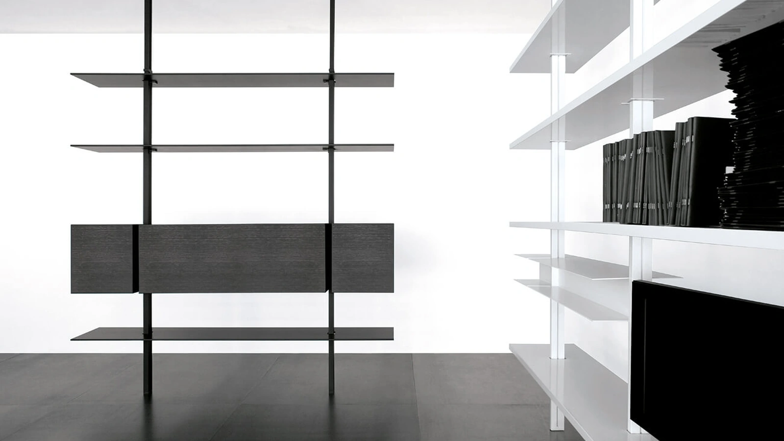 Libreria System configurazione 14 in vetro e HPL rovere nero di Extendo