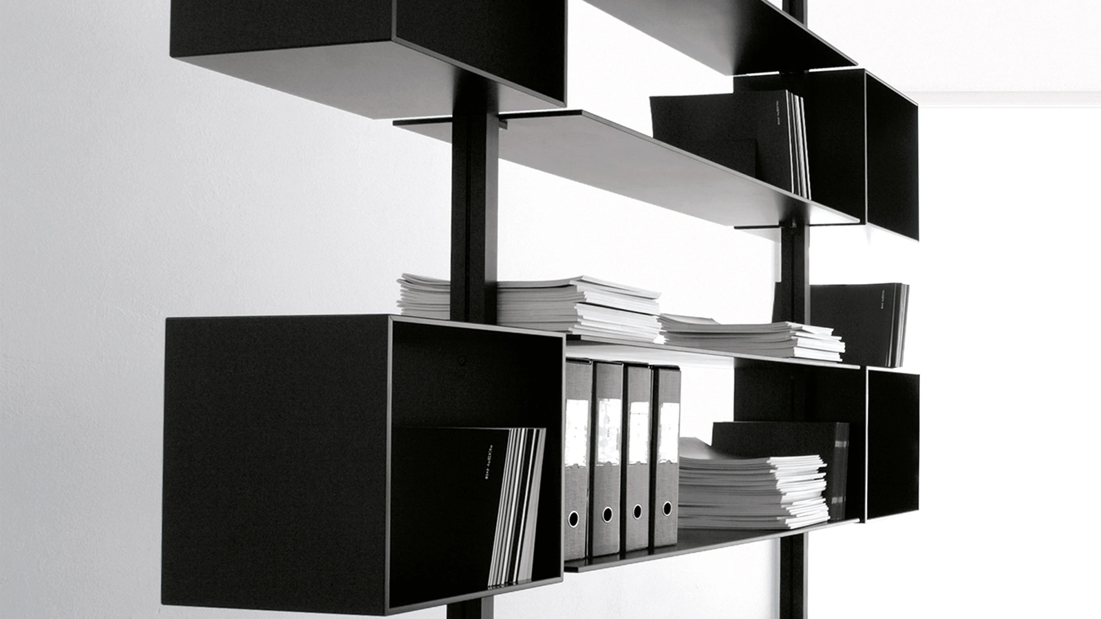 Libreria divisoria System configurazione 16 con ripiani in vetro laccato di Extendo