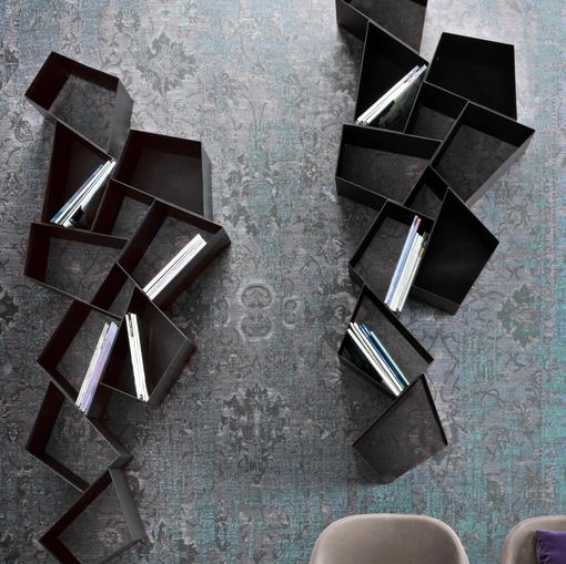 Libreria a parete W Su Line composta da poligoni irregolari in metallo di Ronda Design