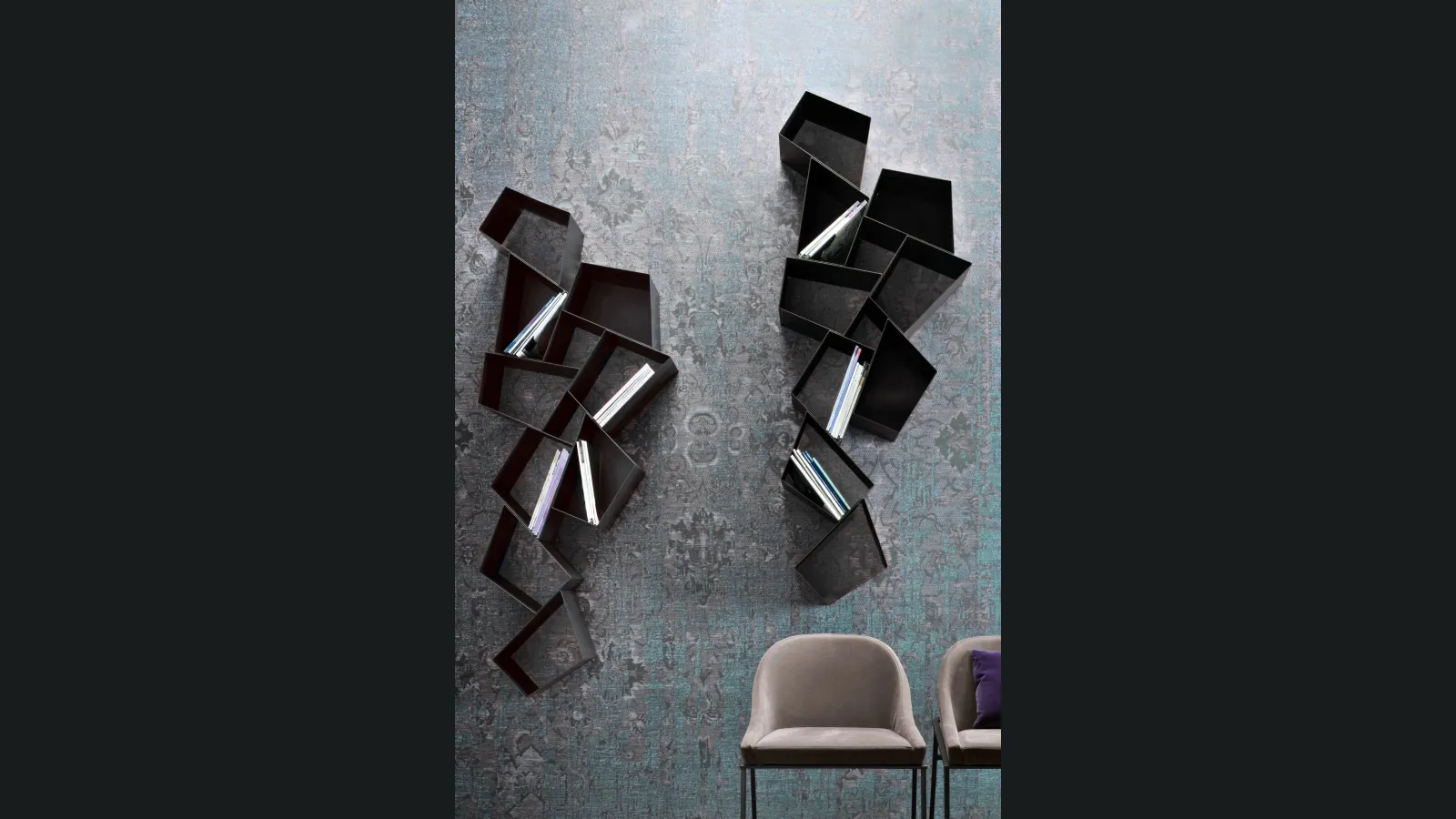 Libreria a parete W Su Line composta da poligoni irregolari in metallo di Ronda Design