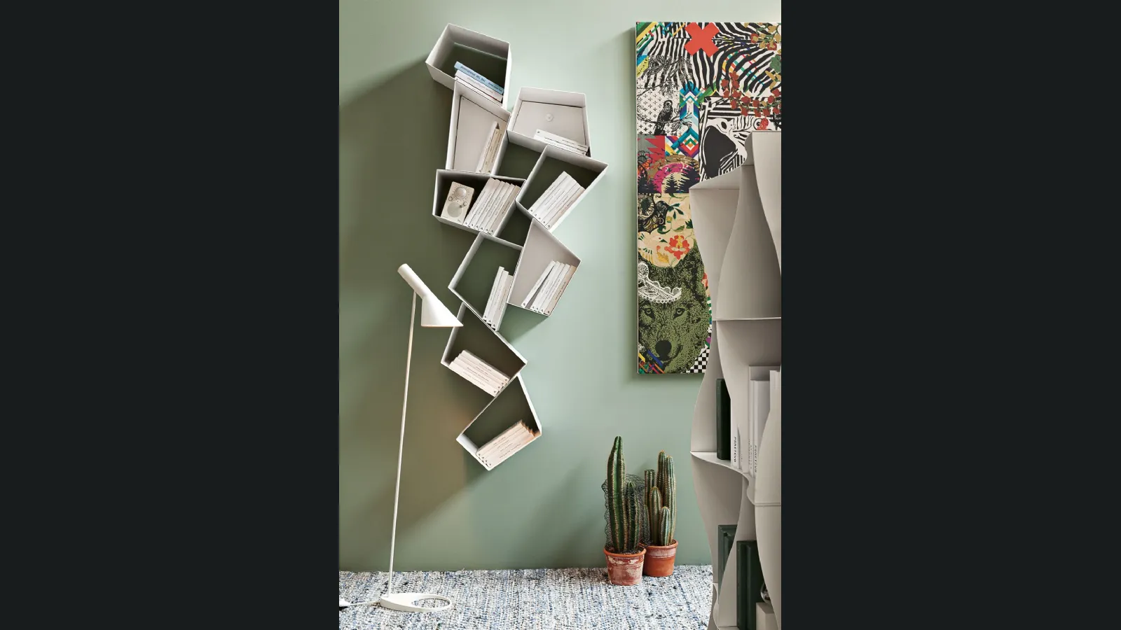 Libreria scultorea in metallo verniciato W Su Line di Ronda Design