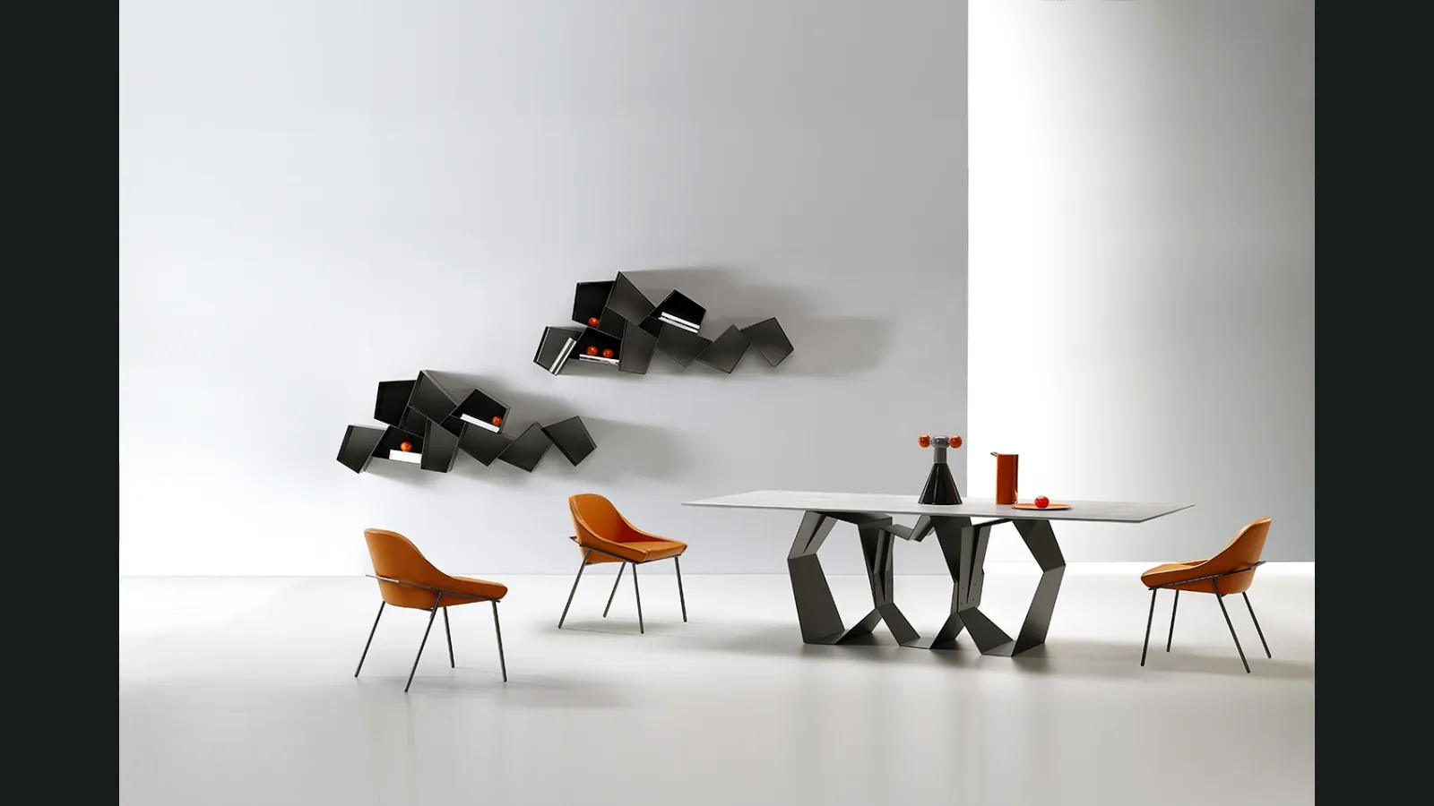 Libreria a parete composta da poligoni irregolari in metallo  verniciato W Su Line di Ronda Design