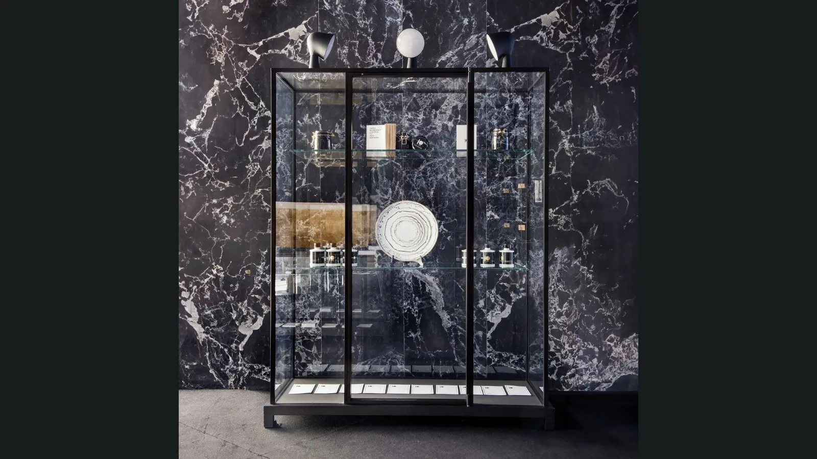 Libreria Wunderkammer in cristallo con struttura in alluminio di Glas Italia