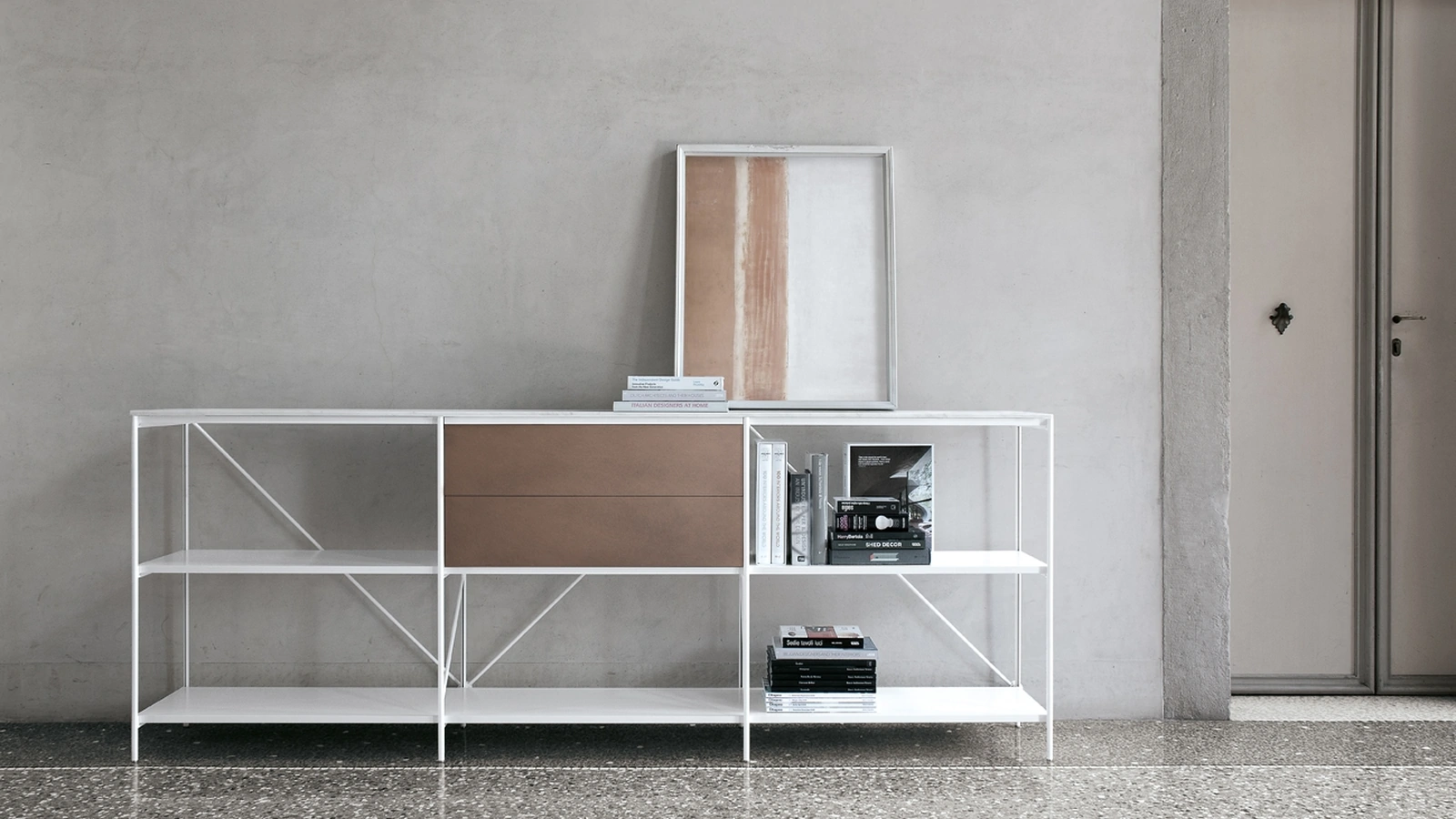 Libreria in alluminio bianco con frontali in laccato effetto rame con top in marmo bianco XY configurazione 31 di Extendo