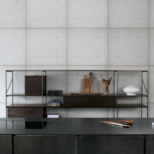 Libreria con frontali in HPL rovere affumicato e struttura in alluminio bronzo XY configurazione 32 di Extendo