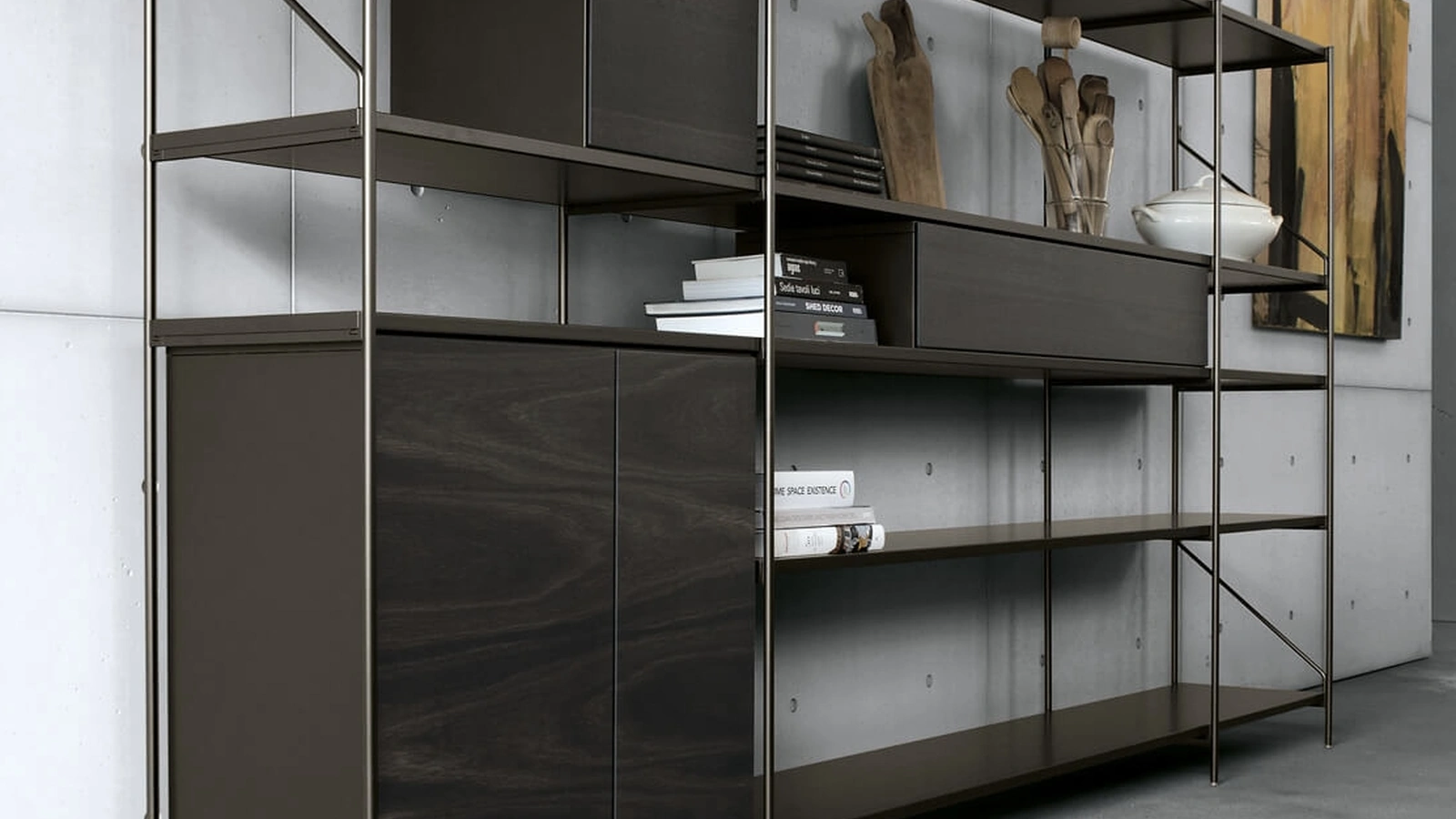 Libreria con frontali in HPL rovere affumicato e struttura in alluminio bronzo XY configurazione 32 di Extendo