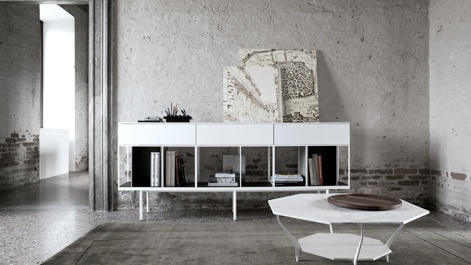 Madia Atelier configurazione 01 in laccato bianco opaco e top in marmo bianco di Carrara di Extendo