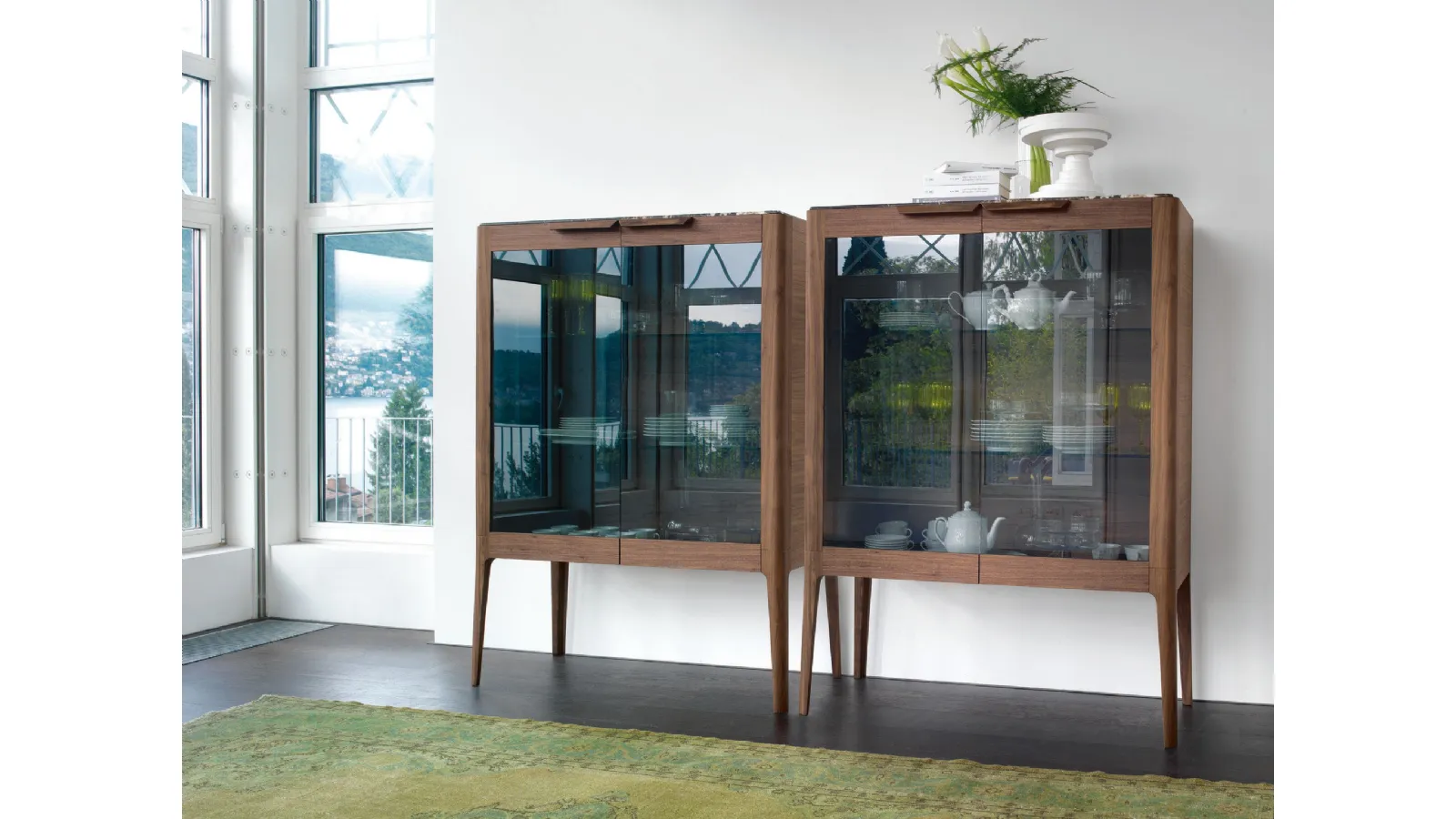 Madia Atlante 02 in noce canaletto e vetro di Porada