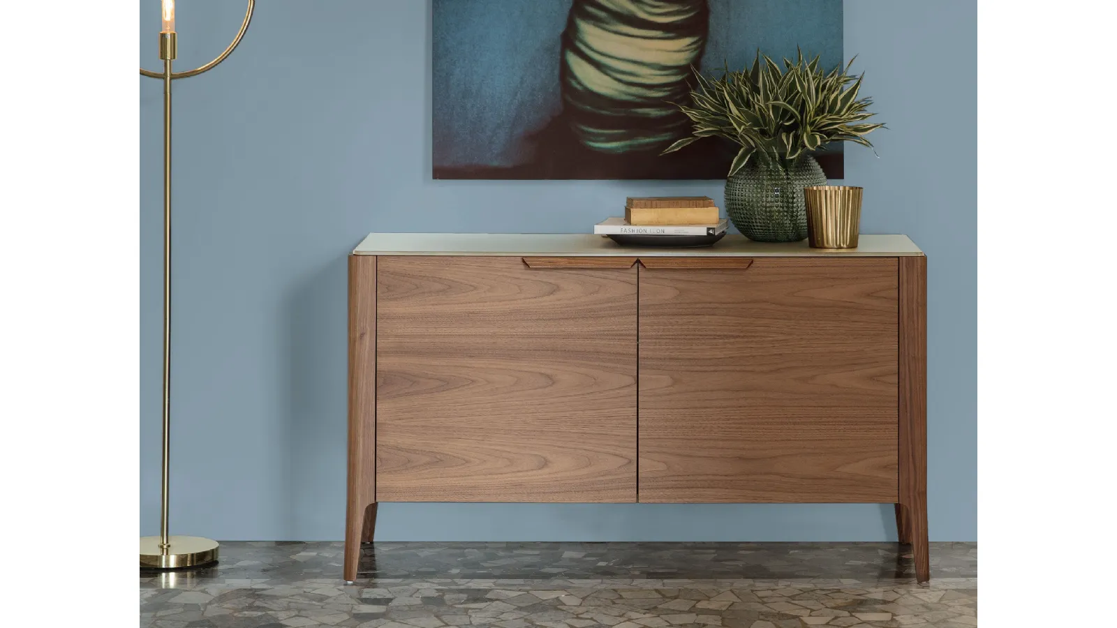 Madia con due ante in noce canaletto e top in cristallo retroverniciato Atlante 05 di Porada