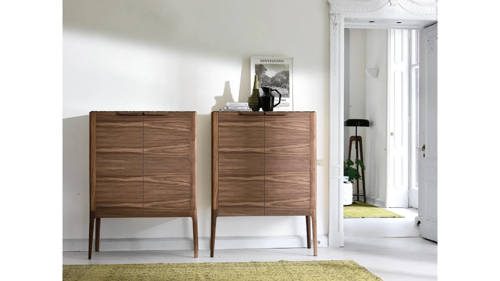 Madia in noce canaletto con ante battenti Atlante di Porada