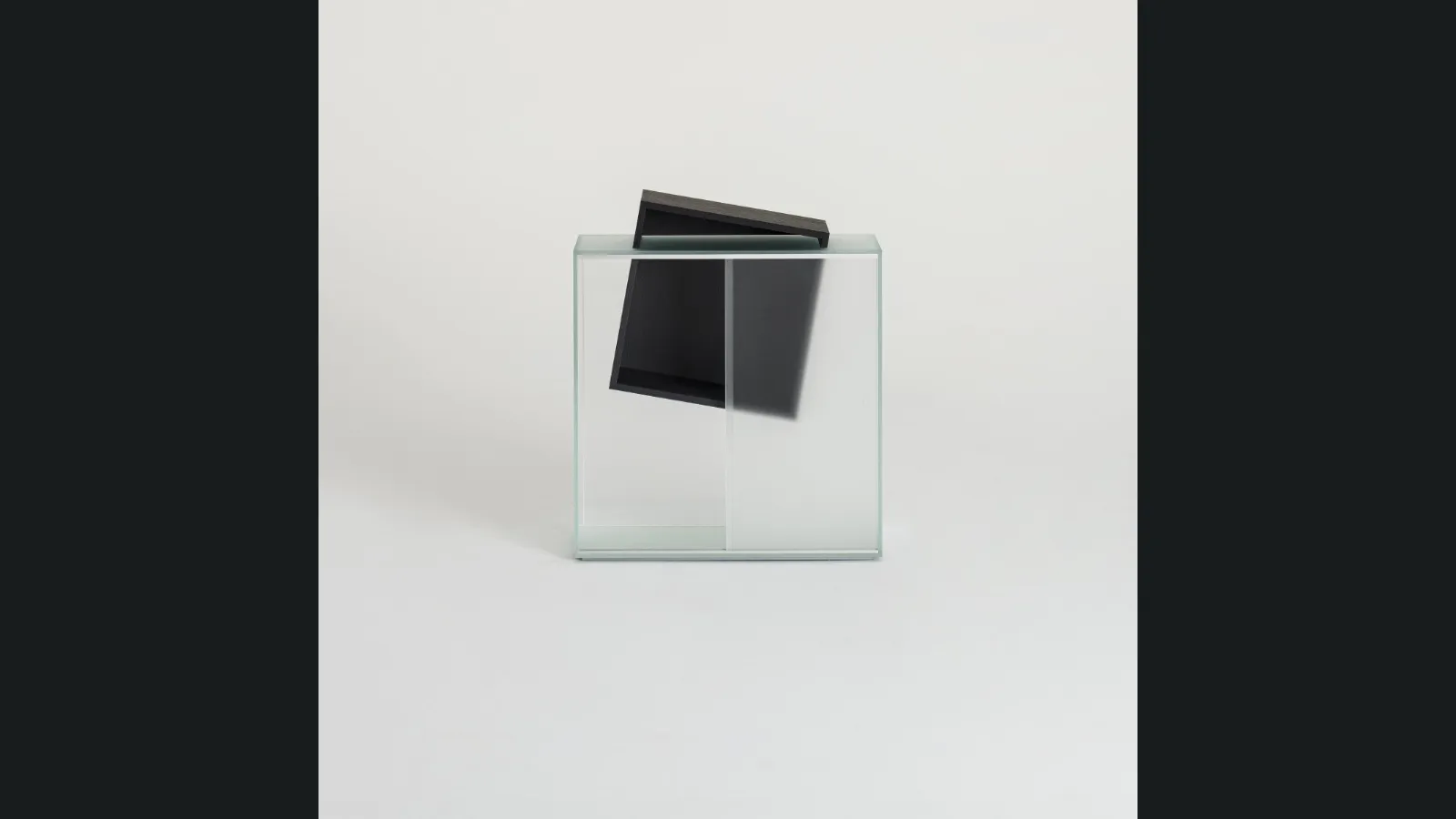 Madia con ante scorrevoli in cristallo acidato con vano porta oggetti in Rovere Nero Drift di Glas Italia