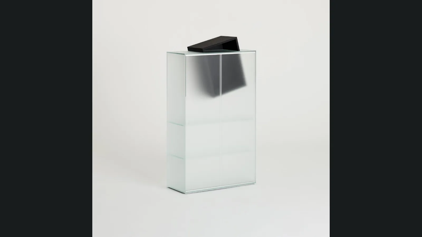 Madia Alta con ante scorrevoli in cristallo acidato con vano porta oggetti in Rovere Nero Drift di Glas Italia