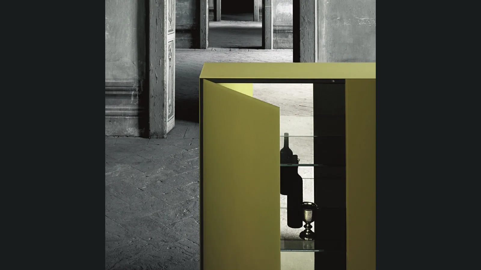 Madia alta Magic Box in cristallo laccato di Glas Italia