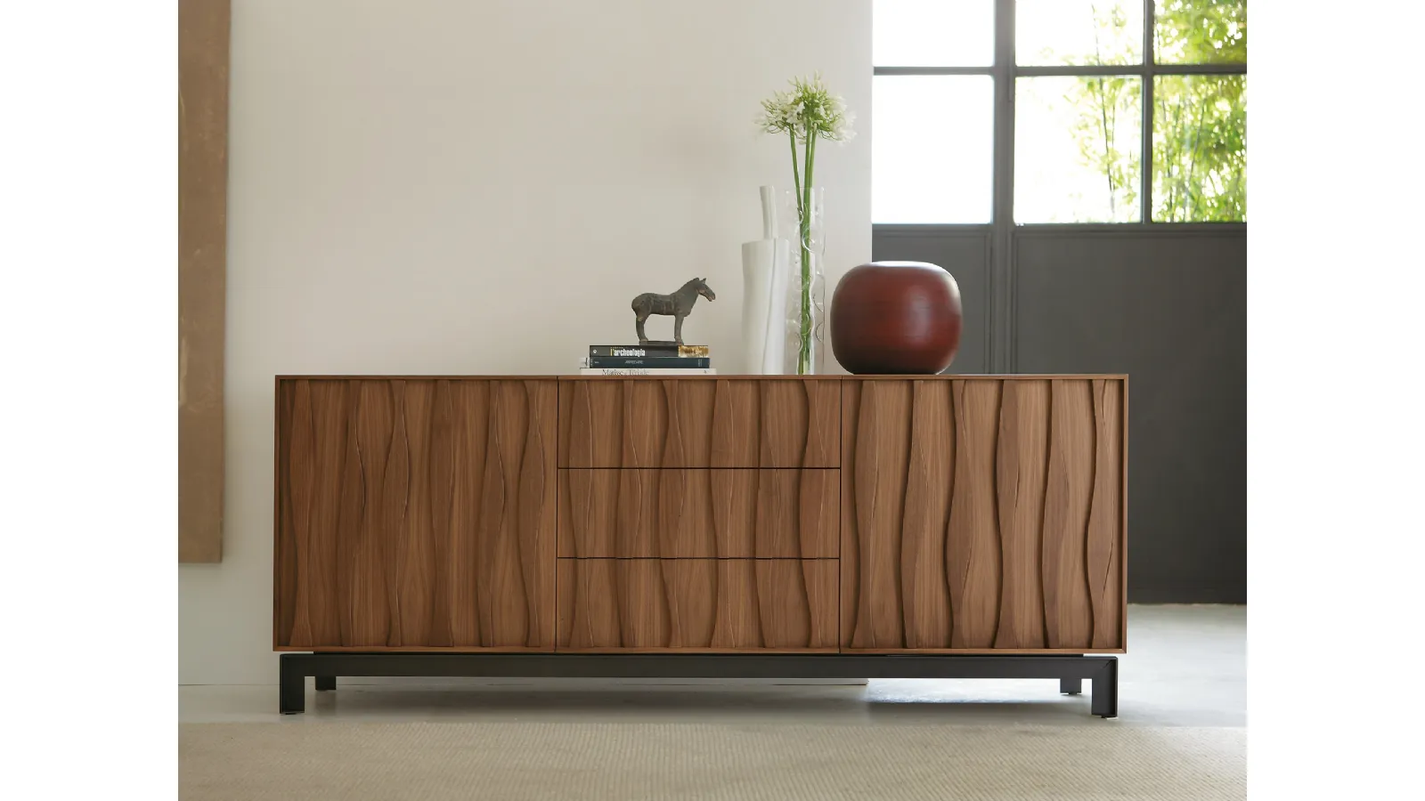 Credenza in legno massello con decorazione frontale e base in metallo Masai di Porada