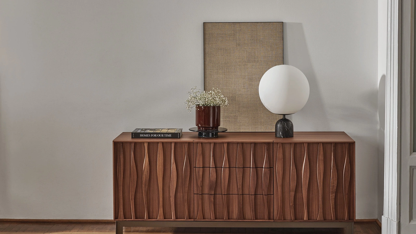 Credenza in legno massello con decorazione frontale e base in metallo Masai di Porada