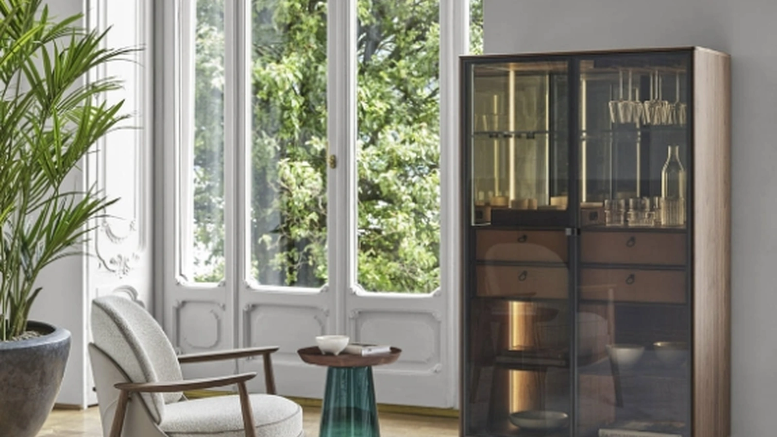 Madia Matics Bar in legno con ante in vetro di Porada