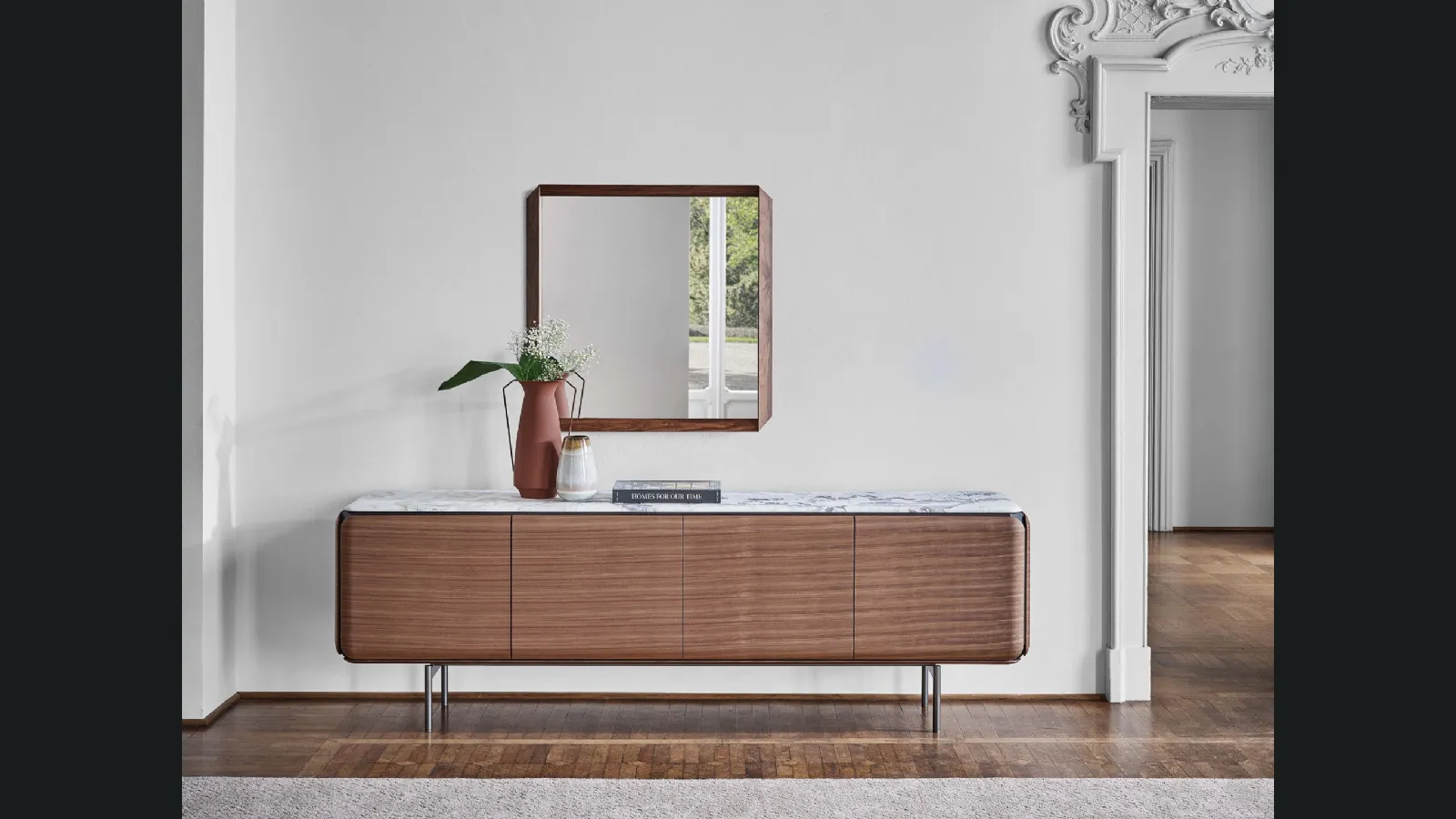 Madia a 4 ante in legno con base in metallo Pebble di Porada