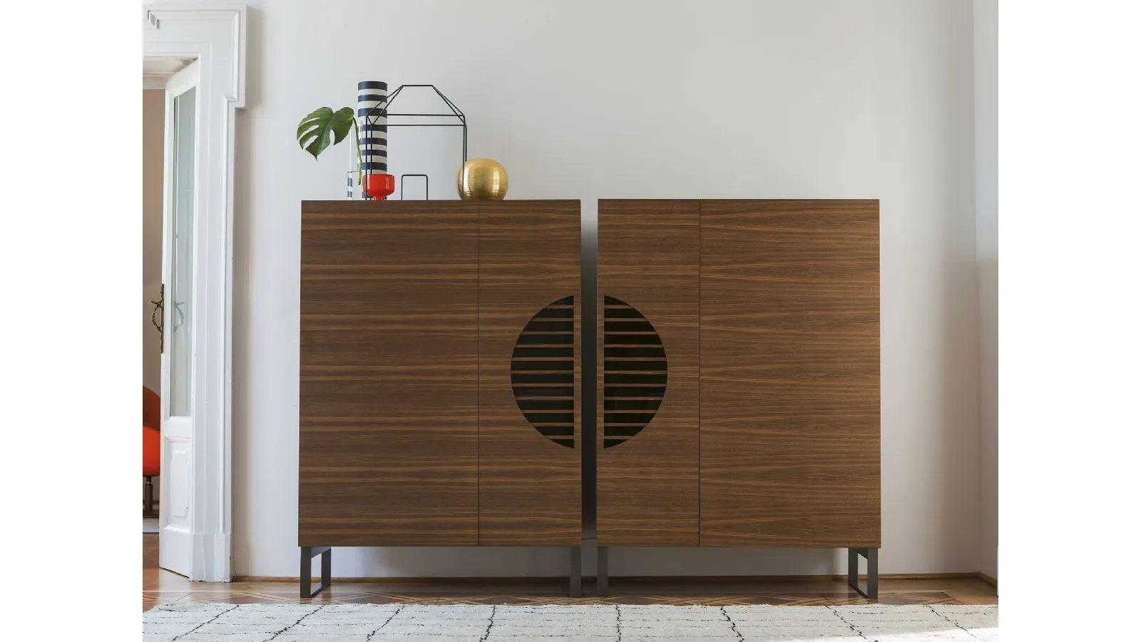 Madia bar a due ante in noce canaletto con piedi in metallo Polifemo di Porada