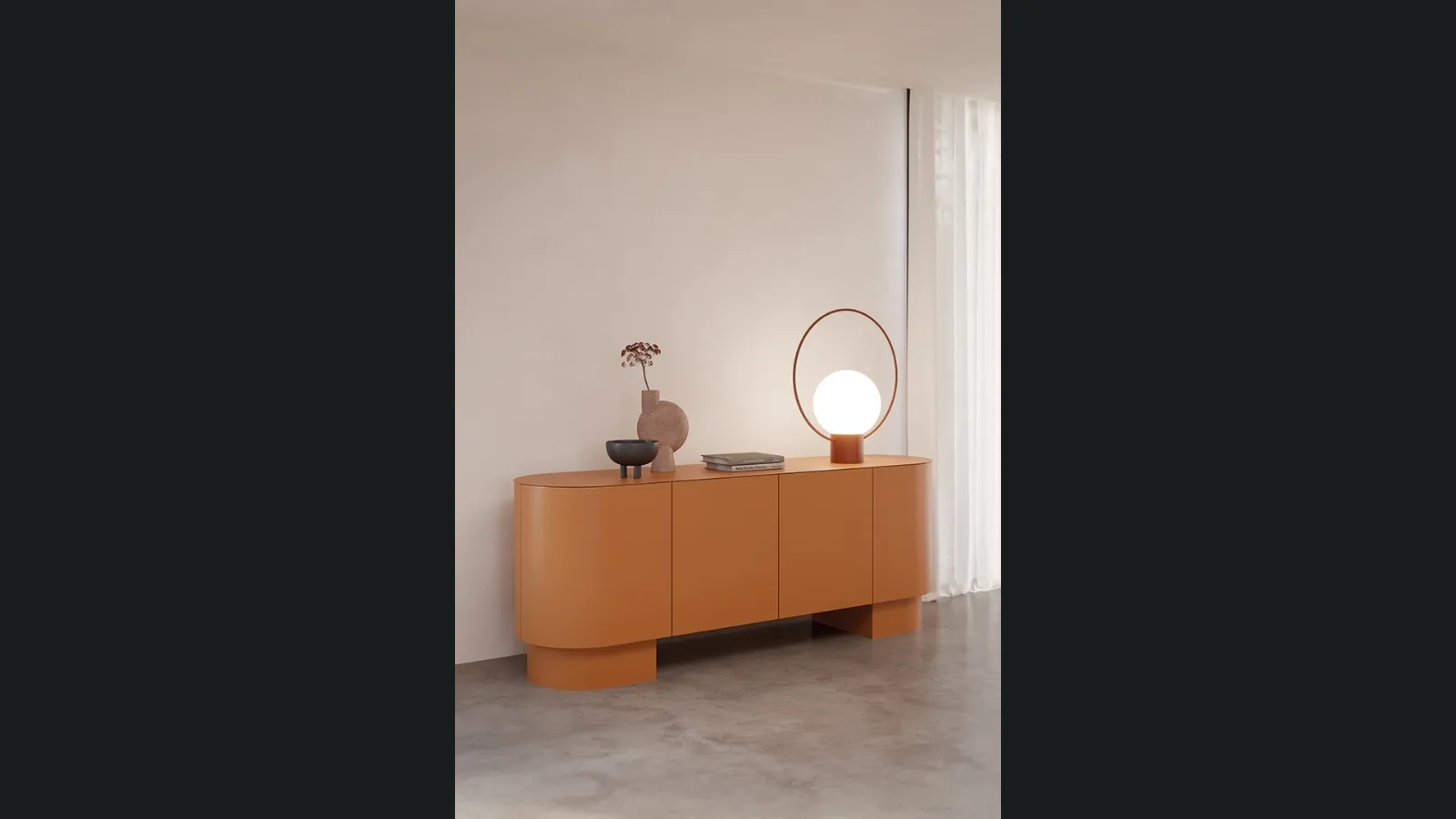 Madia Asteria in legno laccato con top e piedi in metallo di Ronda Design