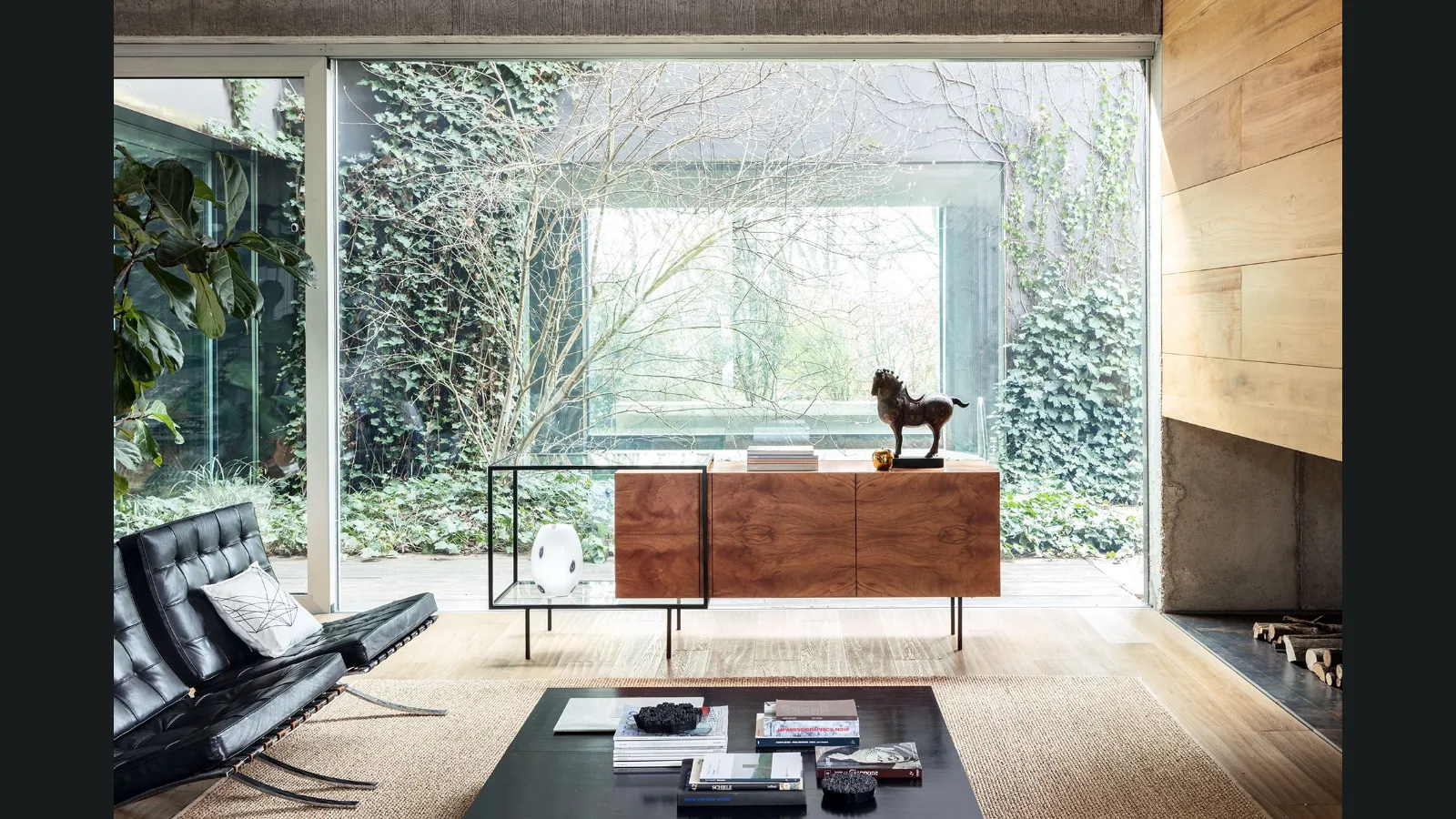 Madia placcata in piuma di mogano con telaio in metallo Zoom di Mogg