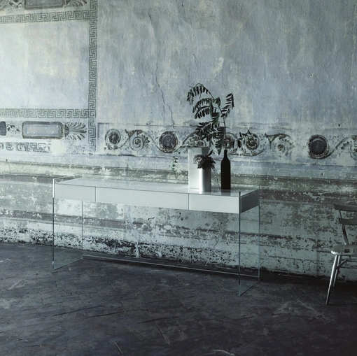 Mobile ingresso Float in cristallo con cassetti in Wengé rivestiti in cristallo laccato di Glas Italia