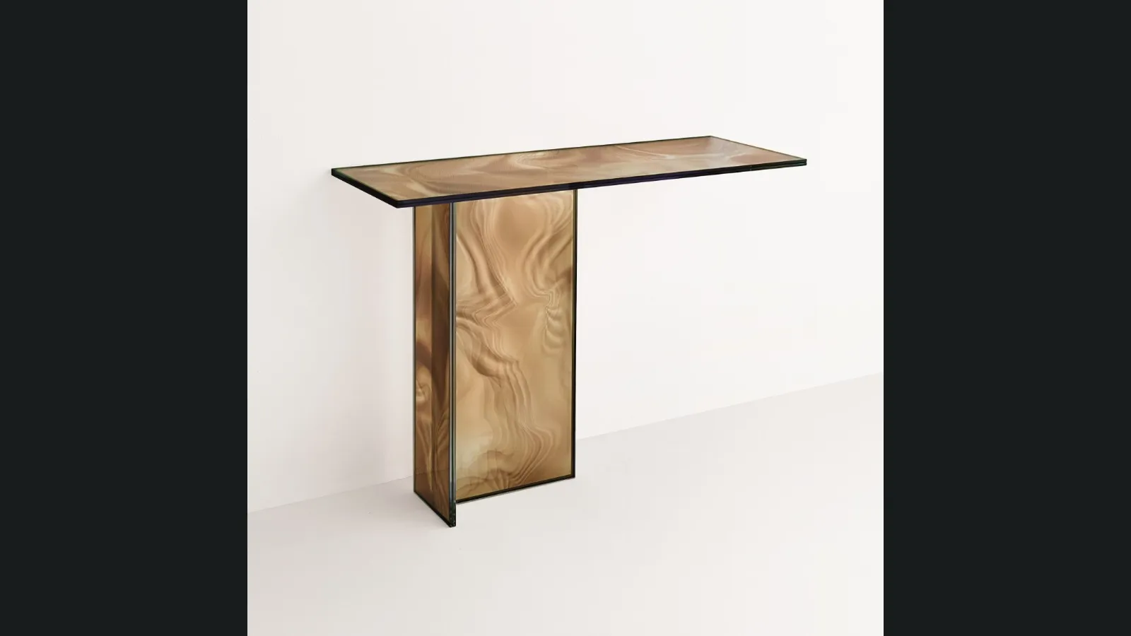 Mobile ingresso Liquefy in cristallo con decorazione venata ed organica di Glas Italia